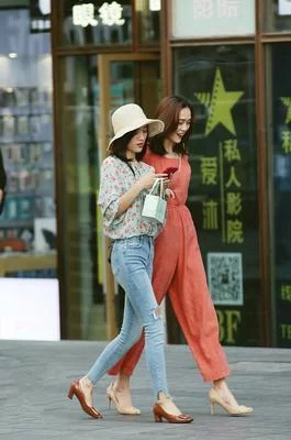 《老公在洗澡我被公干》 《老公在洗澡我被公干》