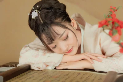 《售楼小姐》在线观看中文 《售楼小姐》在线观看中文